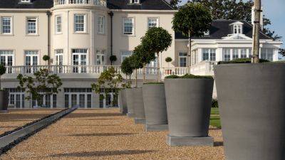Handcrafted pots and outdoor furniture - theenglishgarden.co.uk - Britain