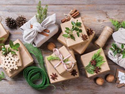 Christmas Gift Wrap Ideas: 12 Ways To Use Natural Materials - gardeningknowhow.com