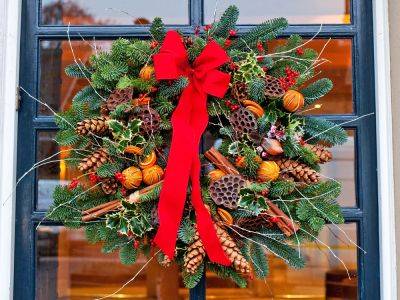 How To Keep A Wreath Fresh: 5 Essential Expert Tips - gardeningknowhow.com