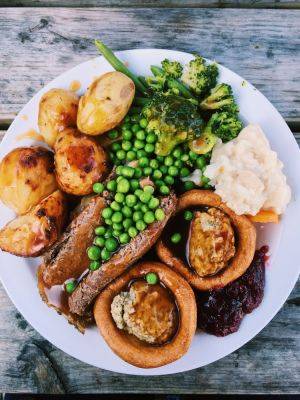 Roast Dinners Are Everywhere—Here's How to Make One - bhg.com - Britain